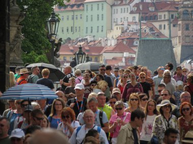 PRAG, CZECH Cumhuriyet - 20 HAZİRAN 2024: Charles Köprüsü 'ndeki kalabalık