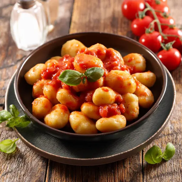 gnocchi al pomodoro, geleneksel İtalyan makarnası, yapay zeka tarafından üretilen görüntü.