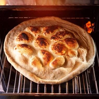 Pita ekmeği un hamuru ve su pişmiş gıda ile hazırlandı, yapay zeka görüntü oluşturdu.