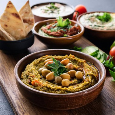 Vegan Lübnan meze yemeği, farklı yemek türlerinin küçük porsiyonları, yapay zeka tarafından oluşturulan görüntü.