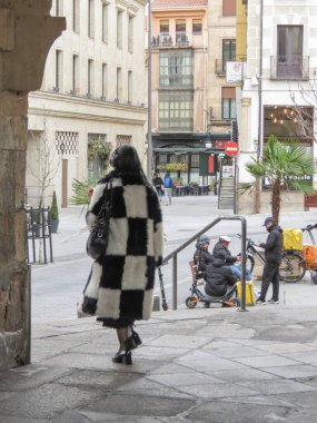 SALAMANCA, İSPAN - 24 HAZİRAN 2025: Arkadan görülen siyah beyaz kareli ceketli genç gotik kadın