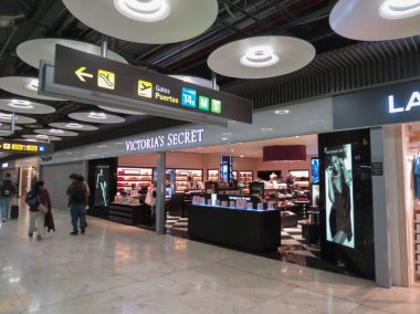 MADRID, İspanya - 25 Ocak 2025: Madrid Barajas 'taki Adolfo Suarez havaalanında Victoria' s Secret marka mağazasının önünde