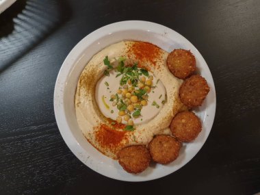 Humus geleneksel orta doğu yemekleri, nohut, tahin sosu, nohut, zeytinyağı ve falafel.