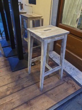 Halka açık bir restoranda ya da barda ahşap tabure.