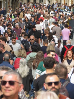 FLORENCE, İTALYA - 12 Nisan 2025: güneşli bir günde şehir merkezinde bir grup insan