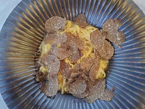 siyah trüf tagliolini geleneksel İtalyan makarnası