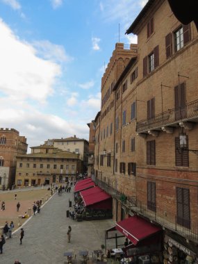 SIENA, İtalya - 17 Nisan 2025 Piazza del Campo Meydanı