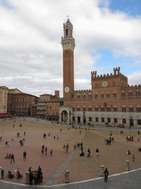 SIENA, İtalya - 17 Nisan 2025 Piazza del Campo Meydanı