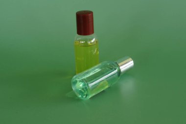 Bir şişe vücut losyonu ve şampuan.