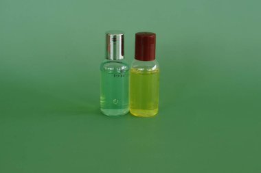 Bir şişe vücut losyonu ve şampuan.