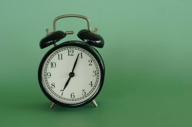 Alarm saati yeşil arkaplanda