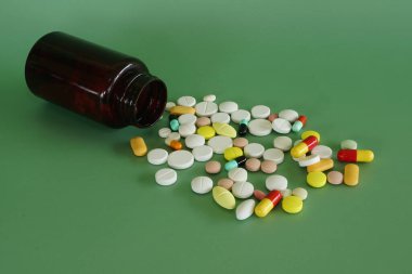 Yeşil arka planda konteynır ile haplar