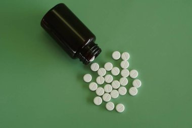 Yeşil arka planda konteynır ile haplar