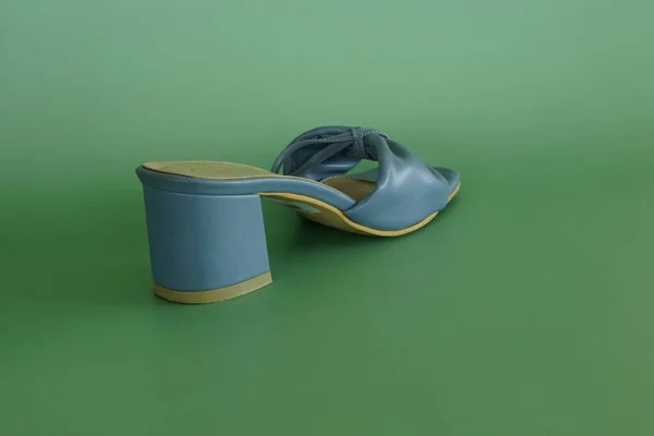 緑の背景に青い靴 — ストック写真