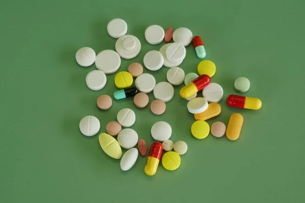 Tabletki Kapsułki Zielonym Tle — Zdjęcie stockowe