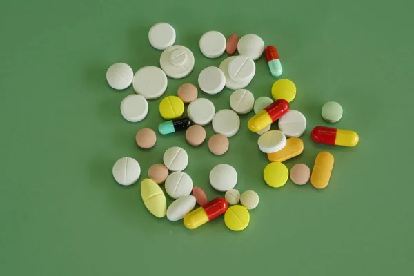 Tabletki Kapsułki Zielonym Tle — Zdjęcie stockowe