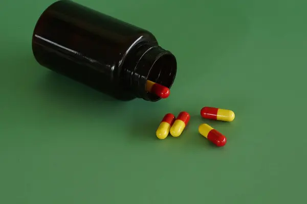 Χάπια Δοχείο Πράσινο Φόντο — Φωτογραφία Αρχείου