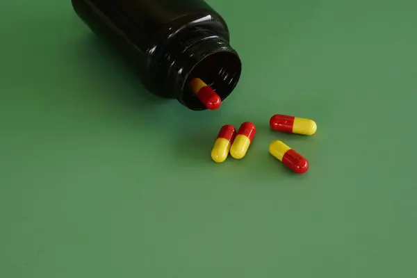 Χάπια Δοχείο Πράσινο Φόντο — Φωτογραφία Αρχείου