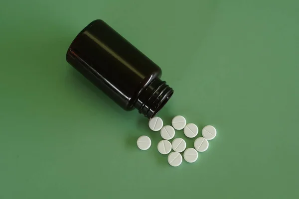 Pillen Mit Behälter Vor Grünem Hintergrund — Stockfoto