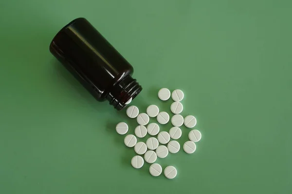 Pillen Mit Behälter Vor Grünem Hintergrund — Stockfoto