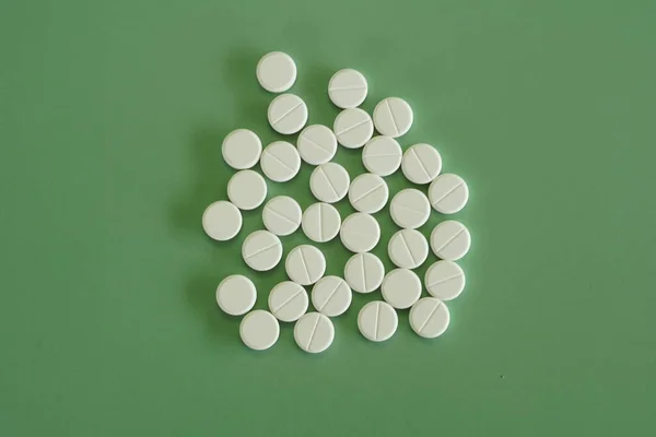 Bílé Pilulky Zeleném Pozadí — Stock fotografie