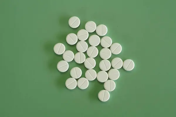 Weiße Pillen Vor Grünem Hintergrund — Stockfoto