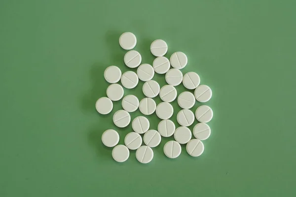 White Pills Green Background — Stock Photo, Image