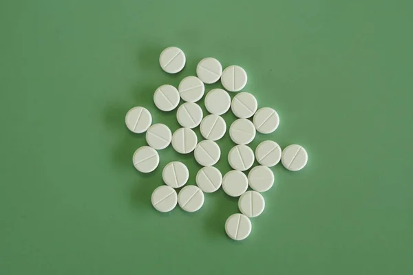 Weiße Pillen Vor Grünem Hintergrund — Stockfoto