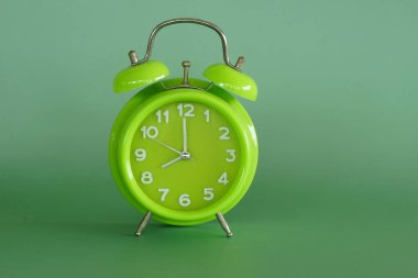 Alarm saati yeşil arkaplanda