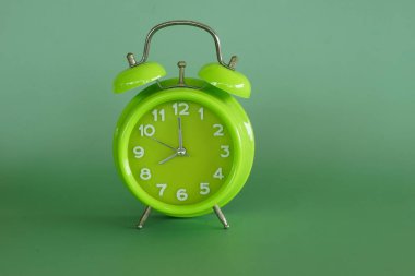 Alarm saati yeşil arkaplanda