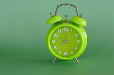Alarm saati yeşil arkaplanda