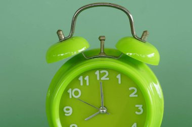 Alarm saati yeşil arkaplanda