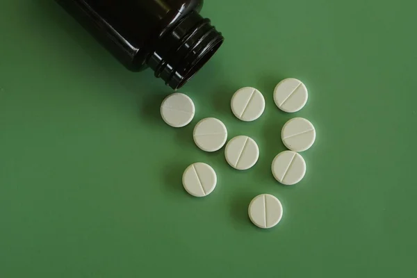 Pilules Avec Récipient Sur Fond Vert — Photo