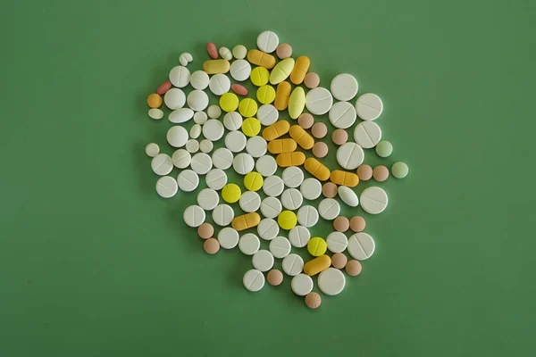 Pilulky Kapsle Zeleném Pozadí — Stock fotografie