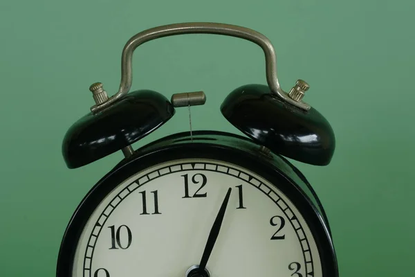Alarm Saati Yeşil Arkaplanda — Stok fotoğraf
