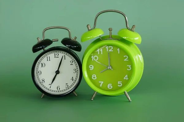 緑を背景に目覚まし時計 — ストック写真