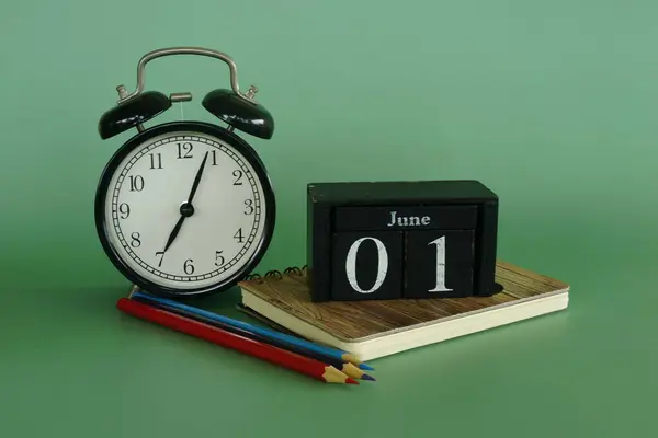 木製のカレンダーキューブと目覚まし時計 — ストック写真