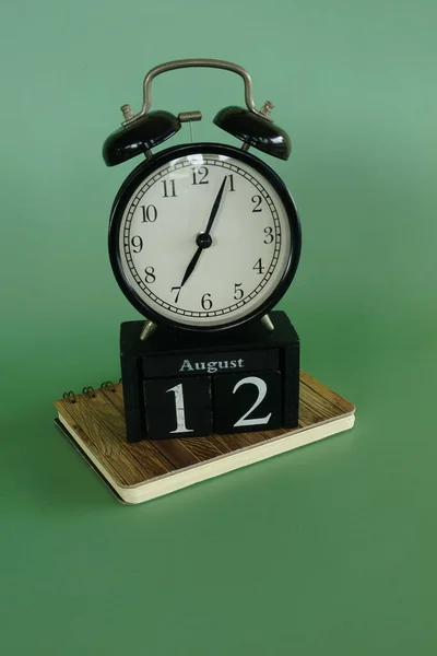 木製のカレンダーキューブと目覚まし時計 — ストック写真
