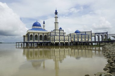 Perak, Malezya-12 Kasım 2022; Perak, Bagan Datuk 'ta bulunan bulutlu gökyüzüne karşı yüzen bir cami.