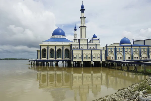 Perak Malásia Novembro 2022 Uma Mesquita Flutuante Contra Céu Nublado — Fotografia de Stock
