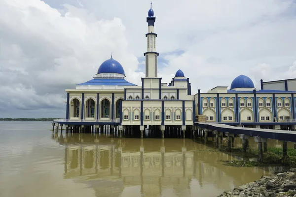 Perak Malásia Novembro 2022 Uma Mesquita Flutuante Contra Céu Nublado — Fotografia de Stock