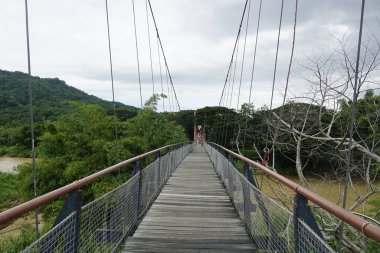 Sabah-Malezya, 19 Kasım 2022, Tamparuli asma köprüsü. Tamparuli 'de turistik bir eğlenceydi, Sabah.