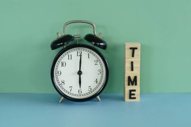 Masadaki çalar saat.