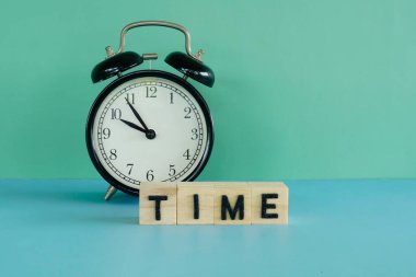 Masadaki çalar saat.