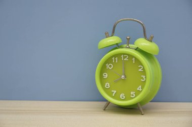 Masadaki çalar saati kapat.