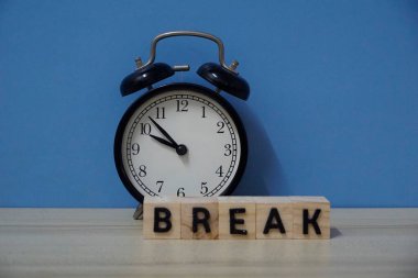 Masadaki çalar saati kapat.