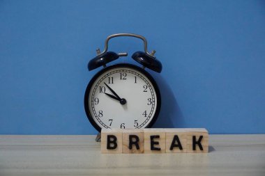 Masadaki çalar saati kapat.