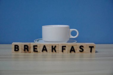 Masanın üzerinde bir fincan kahve. Kahvaltı konsepti