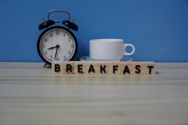 saat ve bir fincan kahve. Kahvaltı konsepti