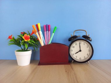 Masada kalemleri olan çalar saat.